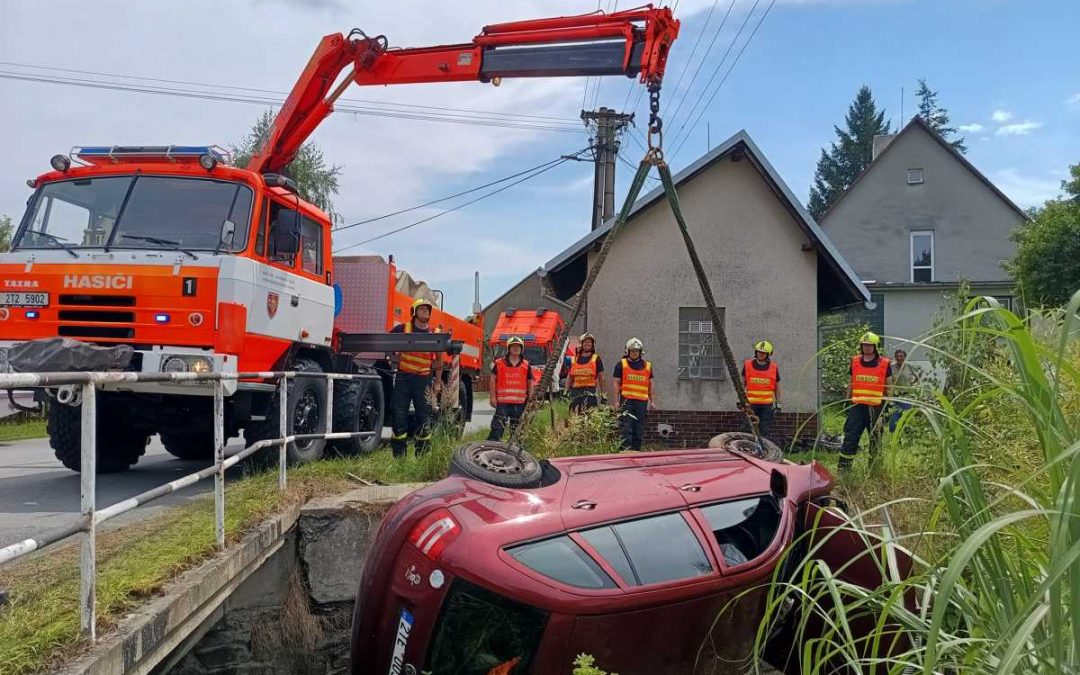 Třemešná: Auto skončilo po nehodě v potoce