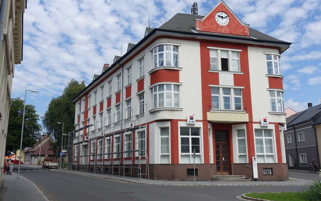 Rýmařov: Probíhá oprava střechy na Komerční bance