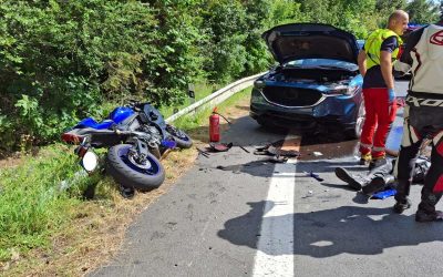 Motorkář se střetl s osobním autem, utrpěl velmi vážné poranění