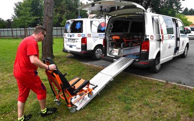 Krnov: Autopark nemocnice přivítal dvě nová sanitní vozidla VW Transporter