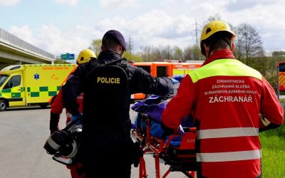 Auto na Bruntálsku narazilo do stromu, řidič nehodu nepřežil