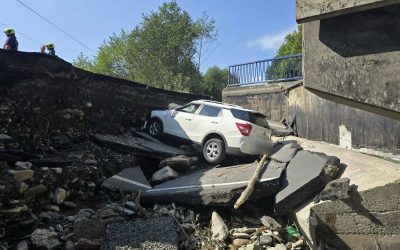 Ve Vrbně se s autem zřítil do trhliny mostu poškozeného povodní