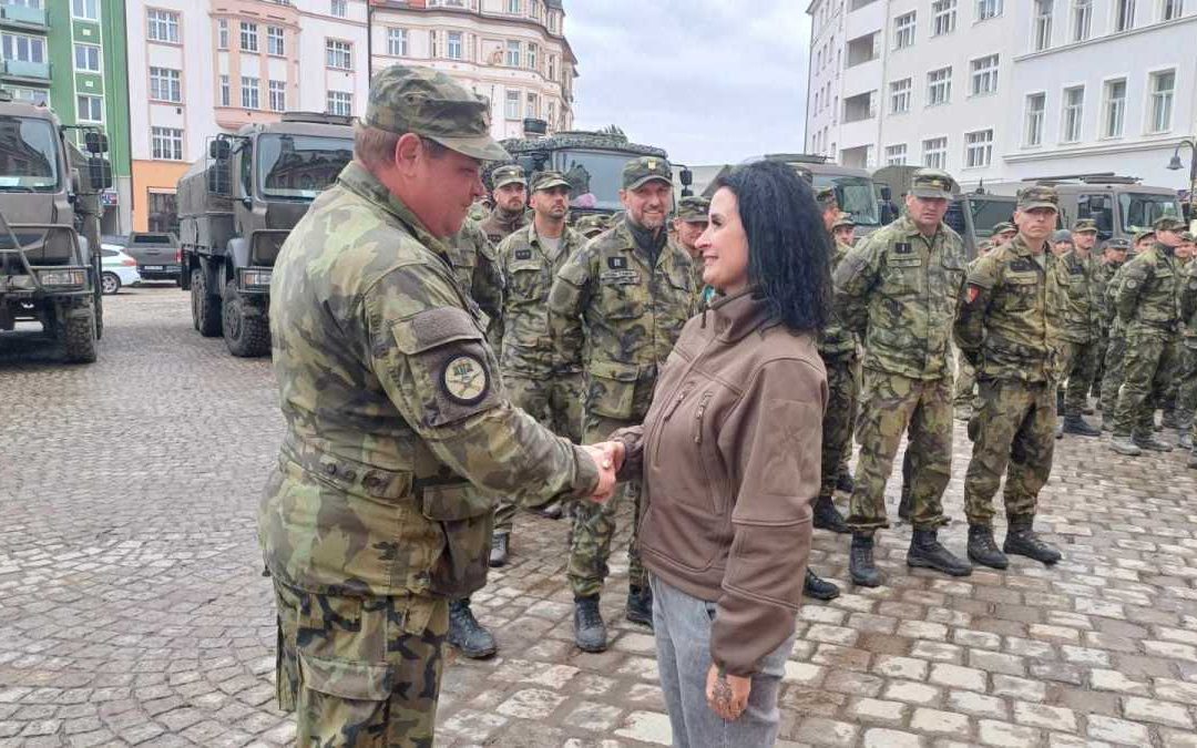 S vojáky se dnes rozloučila místostarostka Krnova, poděkovala jim za neocenitelnou pomoc