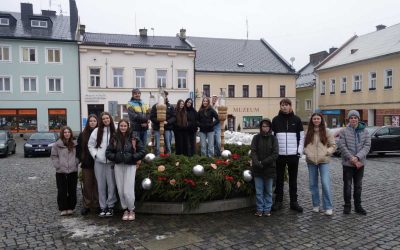 Studenti Gymnázia a Střední odborné školy Rýmařov dnes dozdobili adventní věnec na kašně