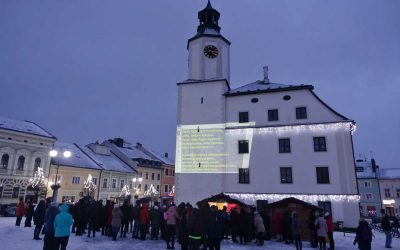 Rýmařov: Na adventním věnci na náměstí Míru hoří už třetí svíčka