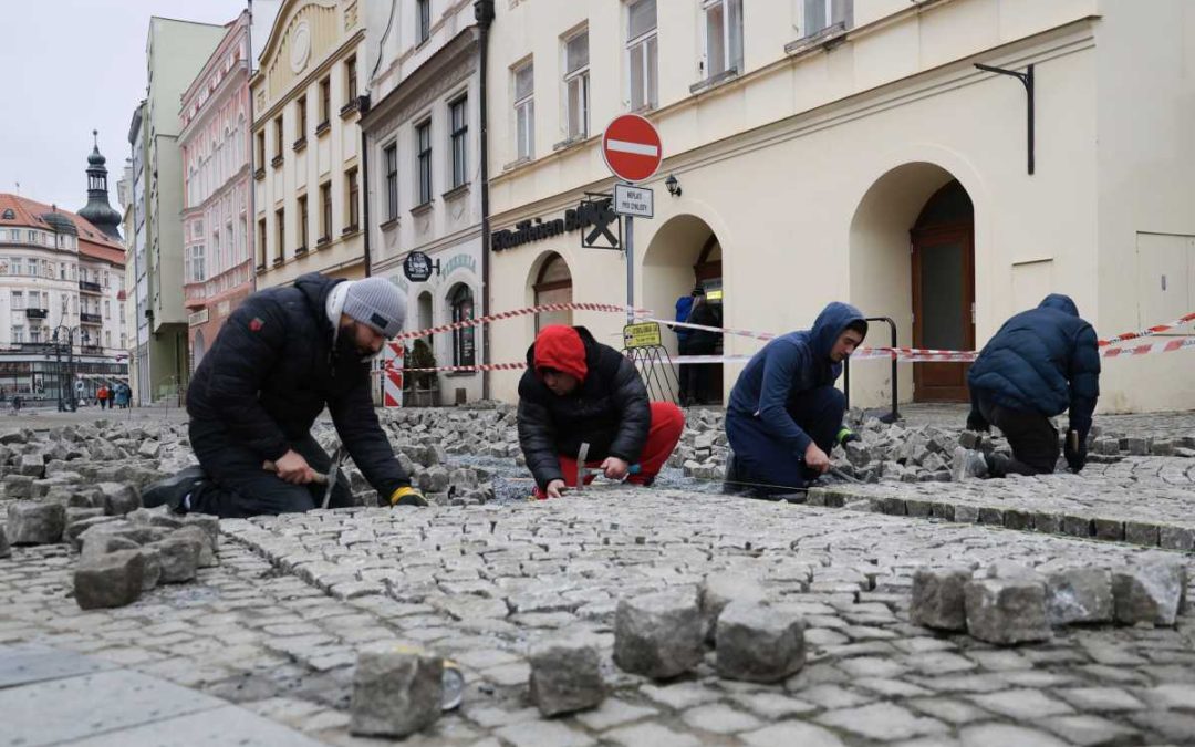 Krnov: Začala oprava chodníků po povodni