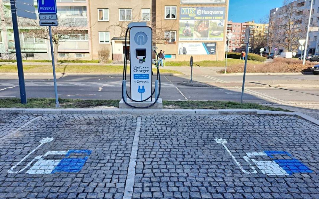 Krnov: Elektromobil nabije stanice v Mikulášské