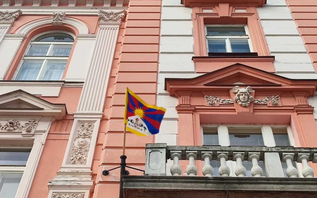 Krnov: Od rána na radnici vlaje tibetská vlajka