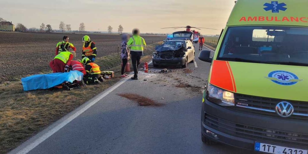 Na Opavsku se střetl traktor s osobním autem, při nehodě se zranil řidič auta
