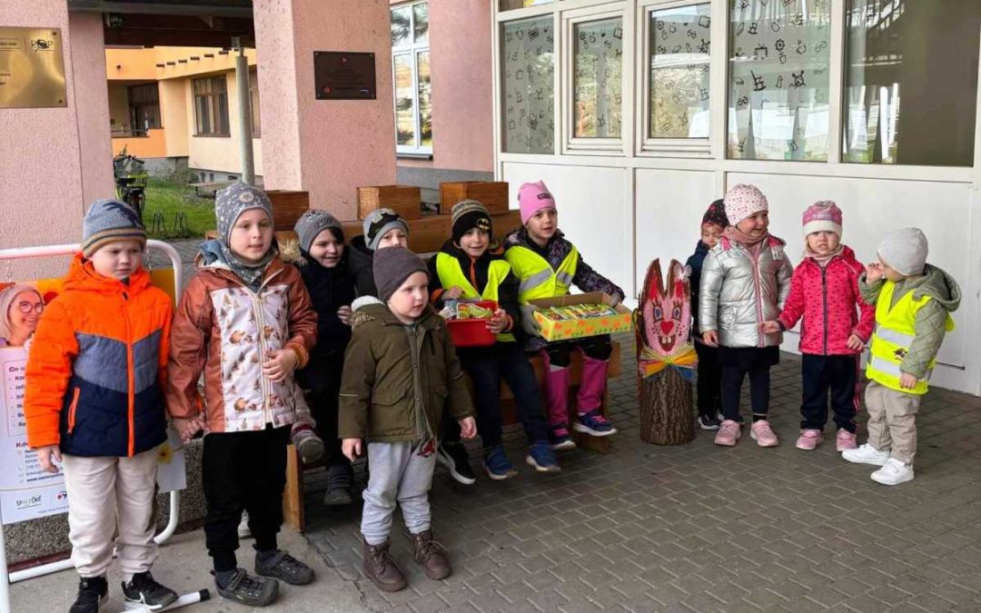 Krnov: Děti z mateřské školy Sluníčko potěšily seniory vlastnoručními dárky s velikonoční tematikou
