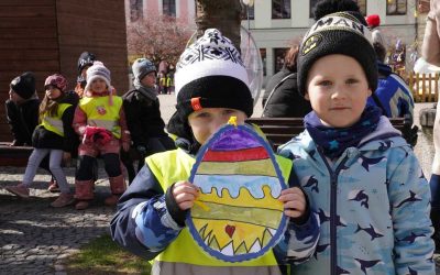 Bruntál: Děti z mateřských a základních škol zdobily náměstí