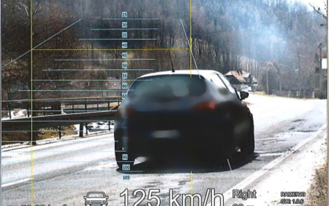 Holčovice: Řidič uháněl obcí 125 km/h, hlídce tvrdil, že testoval radar