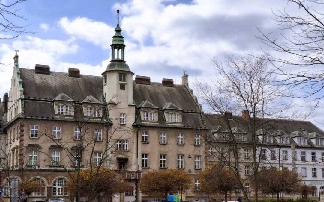 Bezdomovci v čekárně krnovské polikliniky: Alkohol, kouř a domluva od strážníků
