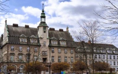Bezdomovci v čekárně krnovské polikliniky: Alkohol, kouř a domluva od strážníků