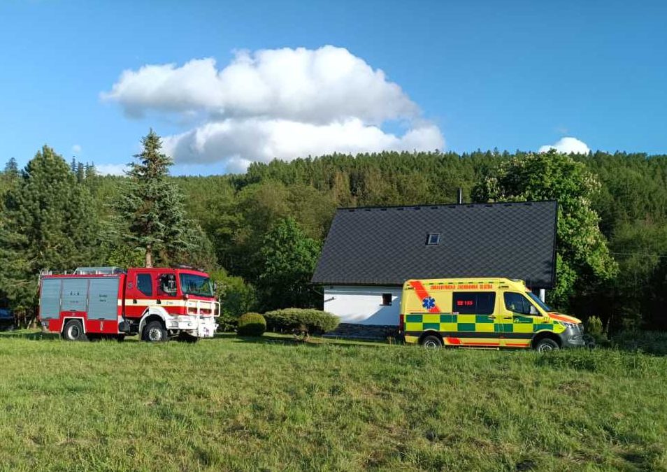 Muž na Bruntálsku se vážně zranil při pádu ze žebříku