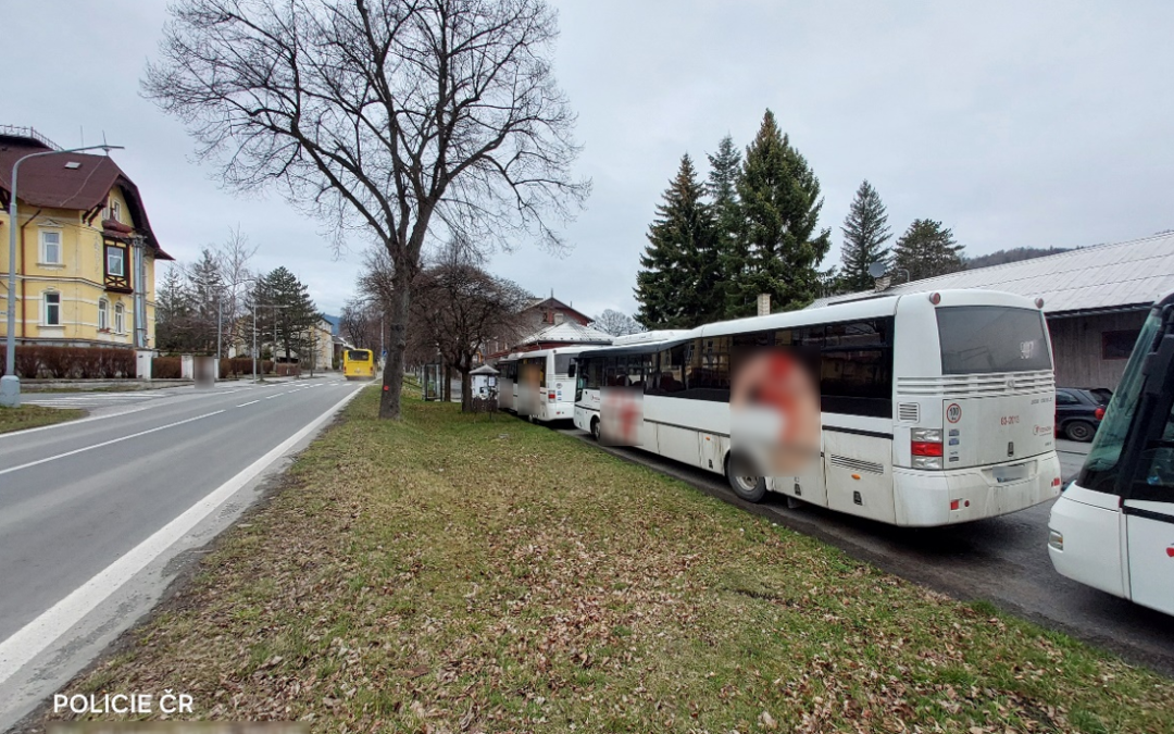 Noční nájezdy na autobusy: Dvojice kradla peníze, kamery i klíče