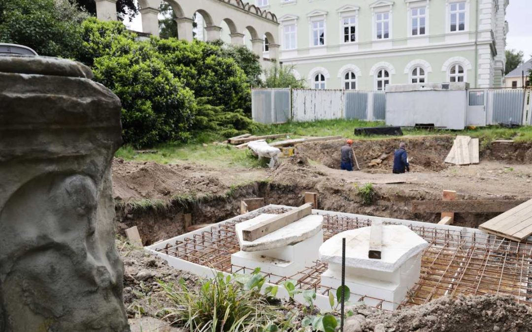 Krnov: Práce na opravě kašny s Neptunem pokračují