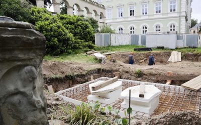 Krnov: Práce na opravě kašny s Neptunem pokračují