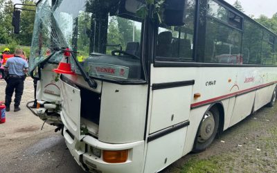 Dopravní nehoda autobusu u Zlatých Hor: 21 dětí ošetřeno