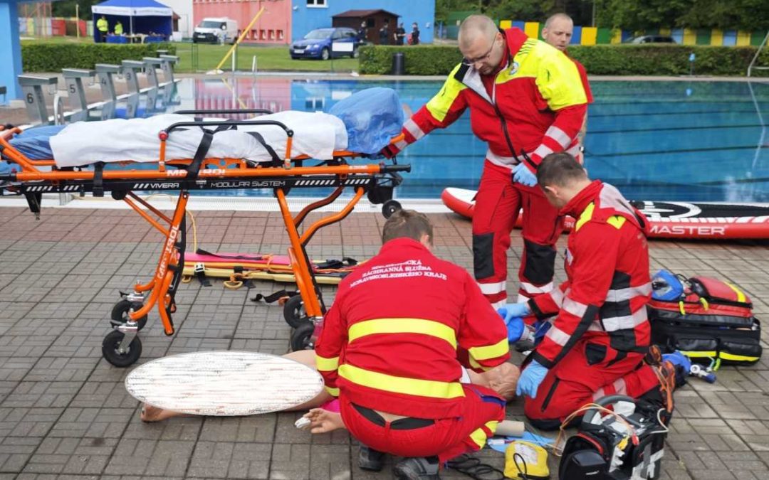 Záchranáři v akci: Tři lidé s alergickou reakcí po bodnutí hmyzem, pomáhal i vrtulník
