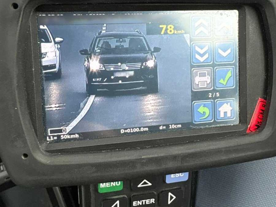 Řidič jel v Opavě 116 km/h. Jiný řidič pod vlivem alkoholu projížděl ráno kolem školy
