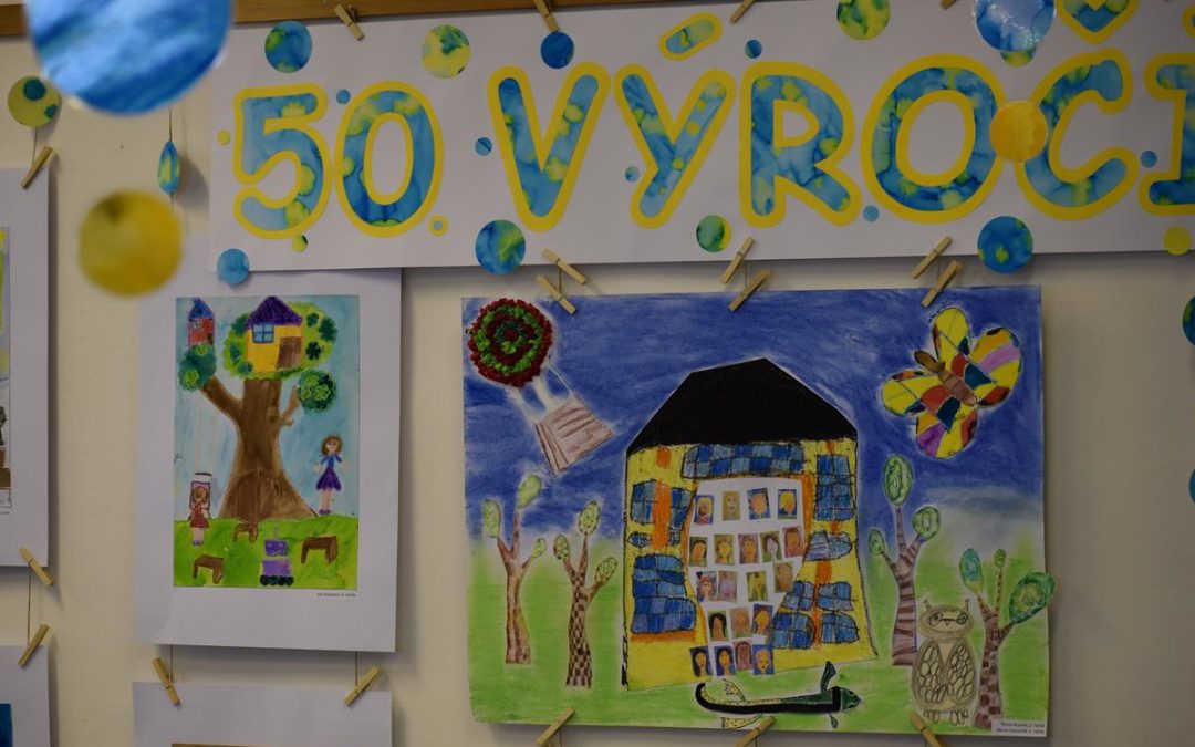 Bruntál: Vernisáž k 50. výročí budovy školy