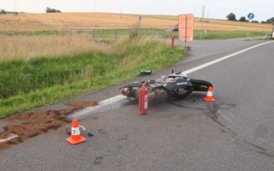 Mladý motorkář narazil do svodidel, v nemocnici bojuje o život