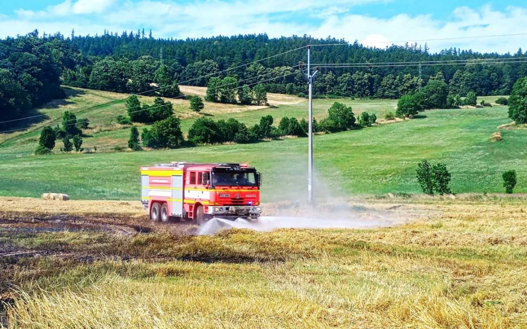 Hasiči zkrotili plameny: Bleskový zásah na poli v Hynčicích