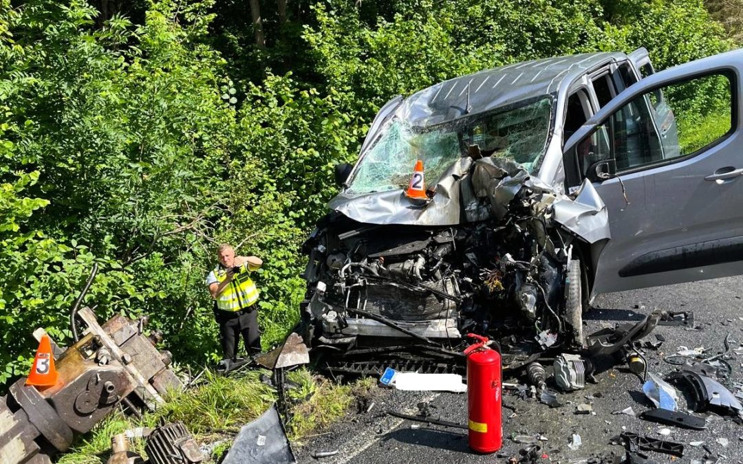 Bruntálsko: Na jedoucí auto spadl obráběcí stroj