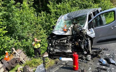 Bruntálsko: Na jedoucí auto spadl obráběcí stroj