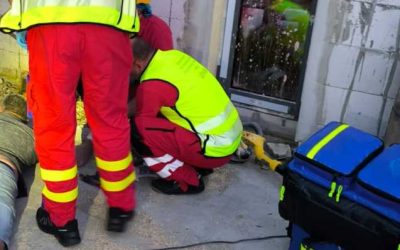 Záchranáři ošetřovali muže po pádu z výšky