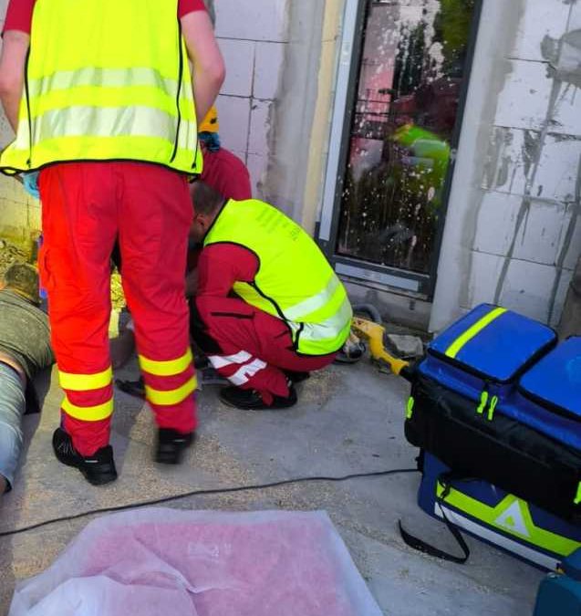 Záchranáři ošetřovali muže po pádu z výšky