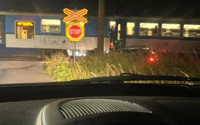Noční nehoda na Opavsku: V Rybníčkách se střetl vlak s vozem, zraněni muž a žena