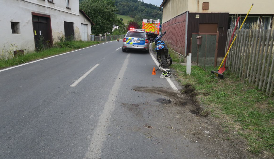 Motocyklista havaroval v Janově, letěl pro něj vrtulník