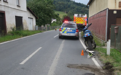 Motocyklista havaroval v Janově, letěl pro něj vrtulník
