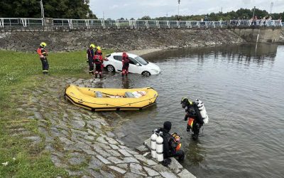 Nedostatečně zajištěné auto skončilo pod hladinou, pomáhali potápěči z Hlučína