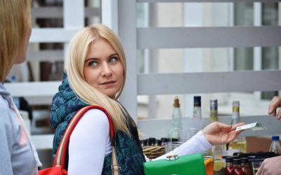Kdo má právo vám nahlížet do tašky? Ostraha obchodu není Policie