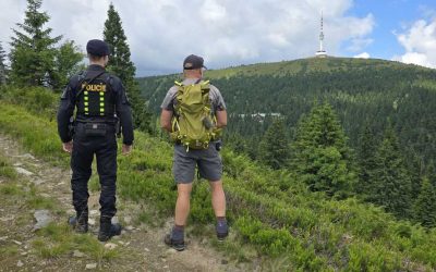 Společná hlídka v Jeseníkách: Policisté a strážci přírody dohlížejí na chování turistů