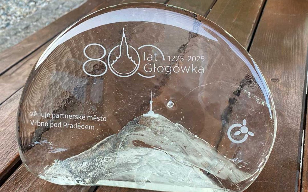 Vrbno pod Pradědem věnovalo Głogówku skleněnou plaketu k 800. výročí založení města