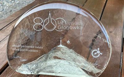 Vrbno pod Pradědem věnovalo Głogówku skleněnou plaketu k 800. výročí založení města