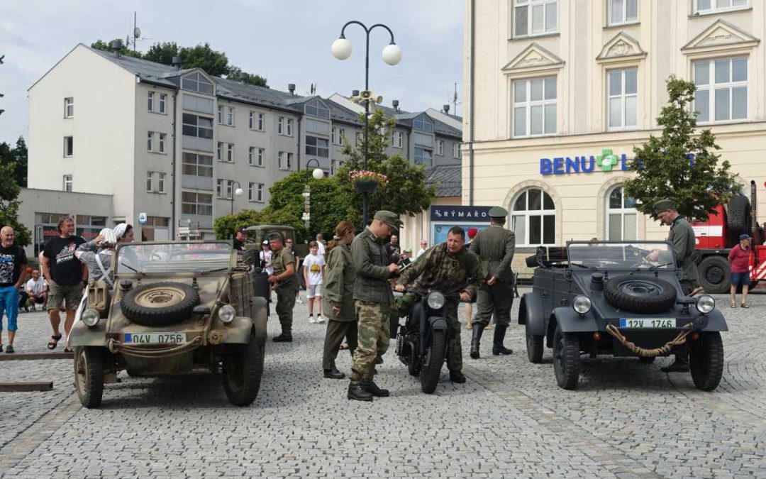 Historická kolona v Rýmařově přilákala pozornost místních i turistů