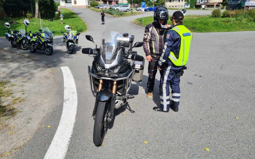 Motorkáři i řidiči pod kontrolou: Policie řešila alkohol, rychlost i technický stav
