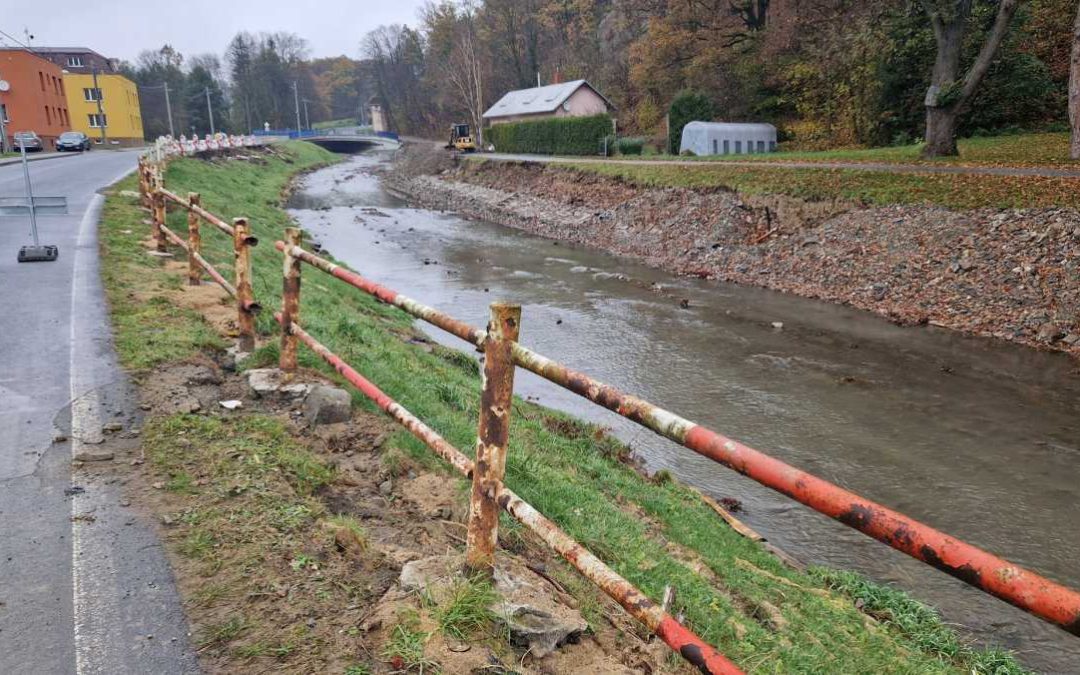 Dívčí Hrad: V centru obce proběhne výměna zábradlí. Řidiči i chodci, buďte opatrní
