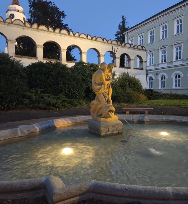 Krnov: Opravená kašna těší kolemjdoucí