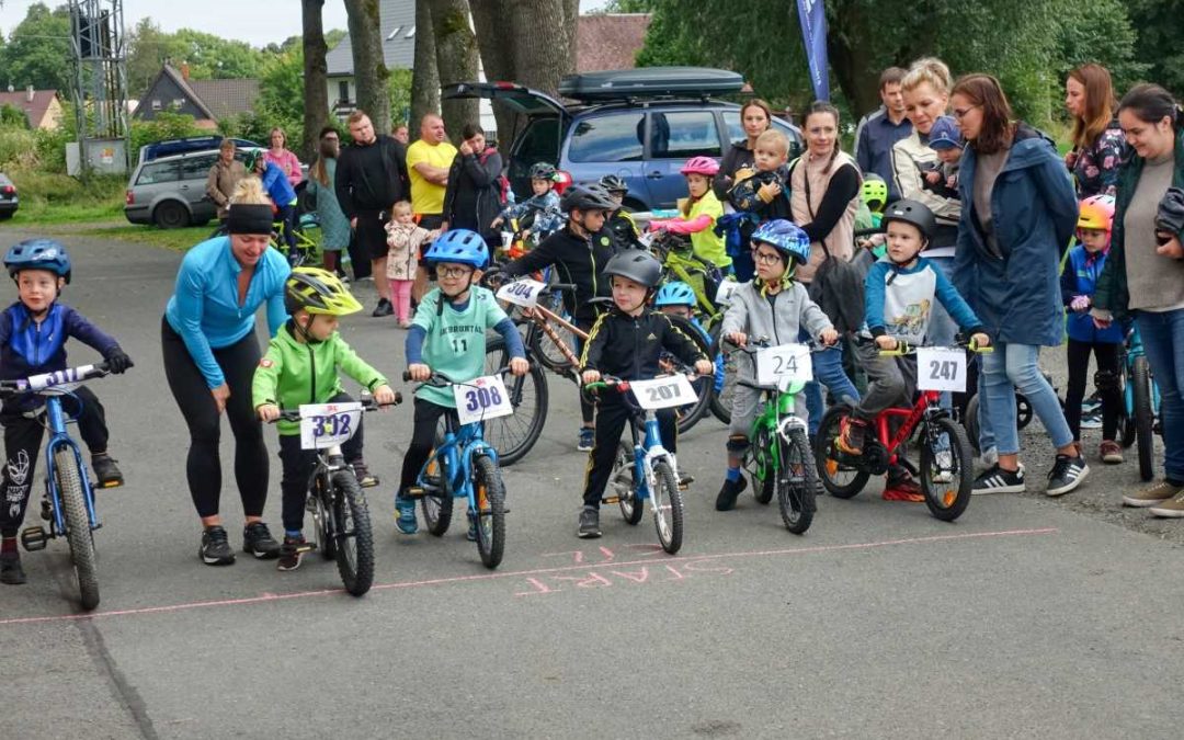Malí závodníci ovládli Starou Ves – dětský cyklistický závod přinesl radost i napětí