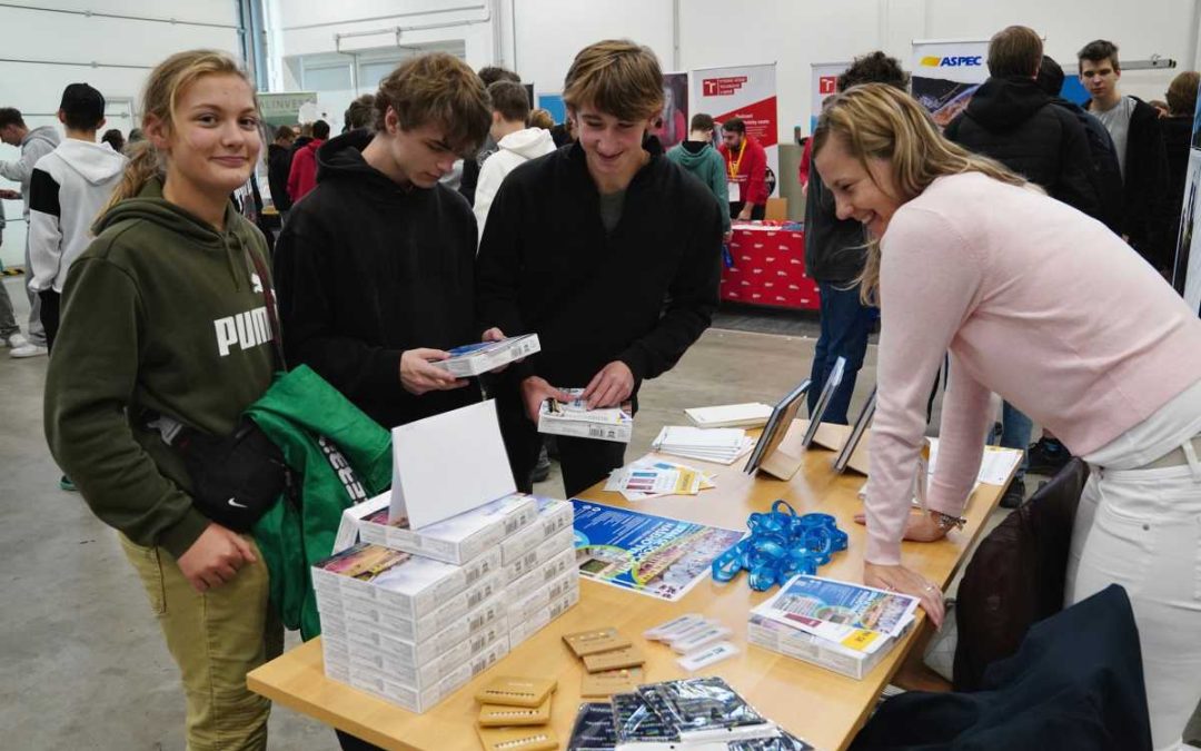 Veletrh Vystřel svoji kariéru v Bruntále přilákal studenty i veřejnost