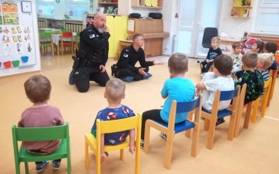 Strážníci učili děti v Úvalně, jak se bezpečně chovat v běžných situacích