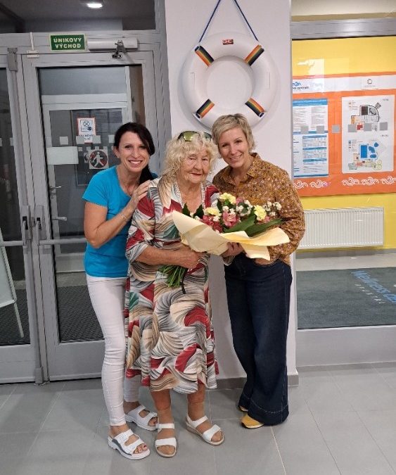 Paní Štrbíková slaví 90 let. V bazénu ji potkáte téměř každý den