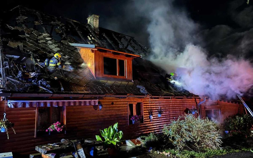 Noční požár rodinného domu způsobil milionové škody, zasahovalo devět jednotek hasičů