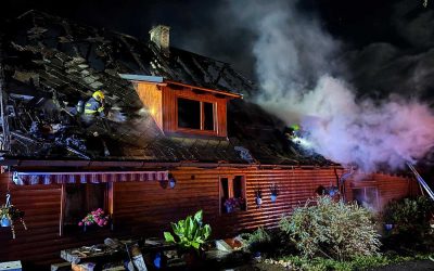 Noční požár rodinného domu způsobil milionové škody, zasahovalo devět jednotek hasičů